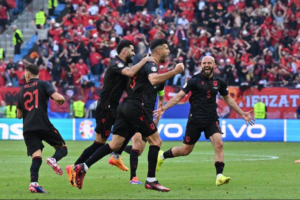 九州娱乐-包含英勇斗志！欧洲预选赛激励球队团结拼搏的词条