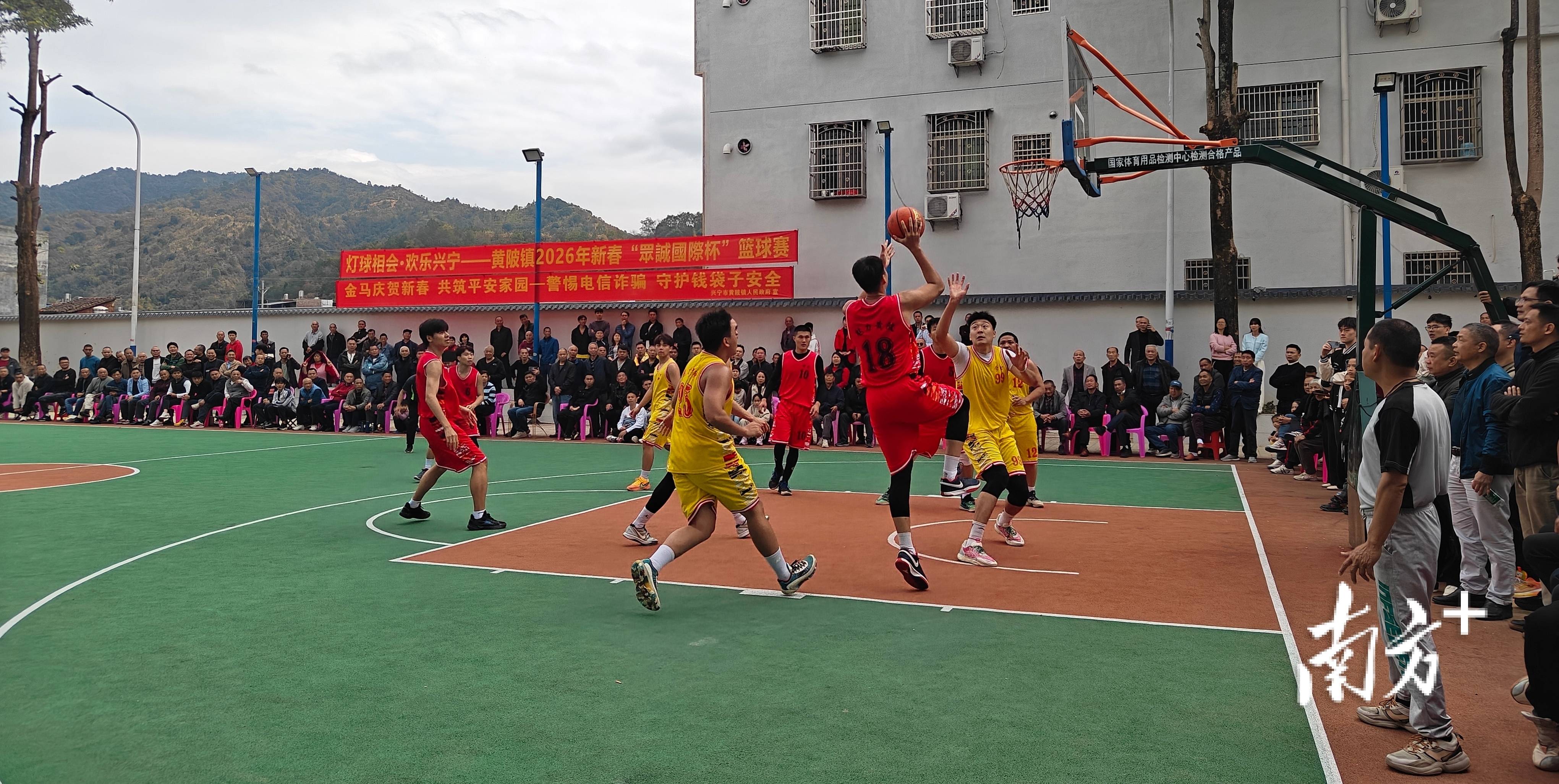 国际篮球赛事峰回路转，球风精彩纷呈(国际篮球回场规则大全)